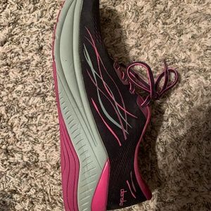 Women's tennis shoes